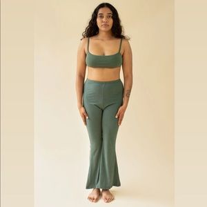HARA the Label Olive Green Frankie Flares Lounge Pants in Size Medium Short